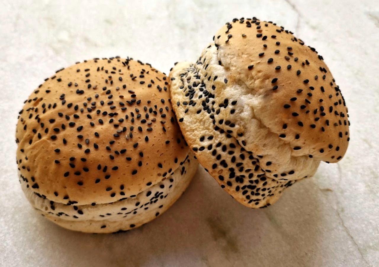 PÃO DE HAMBURGUER COM GERGELIM PRETO