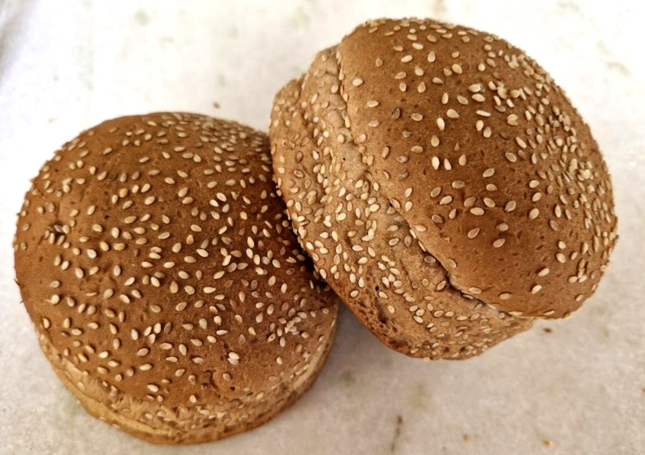 PÃO DE HAMBURGUER CACAU COM GERGELIM BRANCO